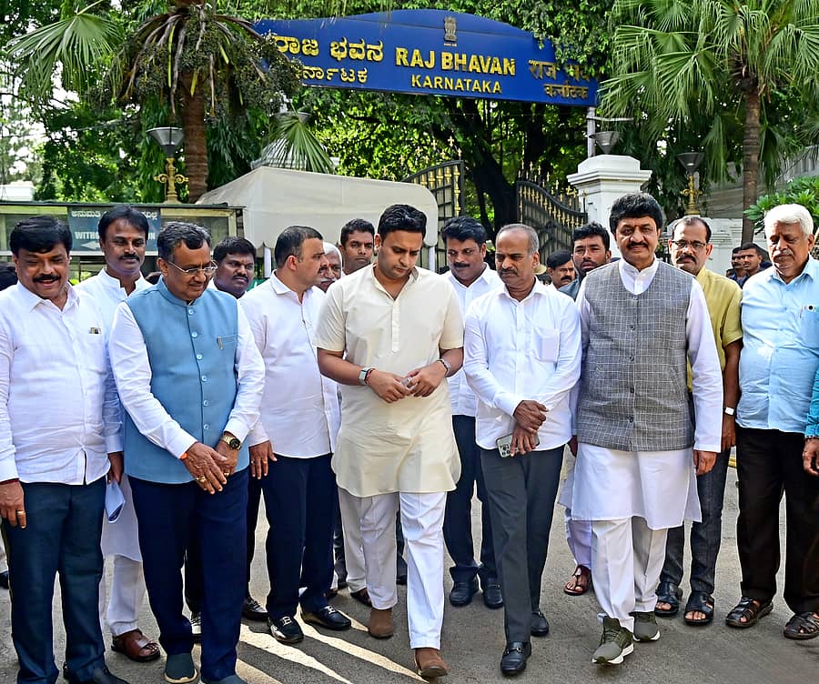 ಬೆಂಗಳೂರಿನಲ್ಲಿ ಮಂಗಳವಾರ 'ಸಾಮಾಜಿಕ ನ್ಯಾಯ ಜಾಗೃತಿ ವೇದಿಕೆ' ನೇತೃತ್ವದಲ್ಲಿ ನಡೆದ ಸಭೆ ಬಳಿಕ ಶಾಸಕ ಸುನಿಲ್ ಕುಮಾರ್, ಸಂಸದ ಯದುವೀರ್ ಕೃಷ್ಣದತ್ತ ಚಾಮರಾಜ ಒಡೆಯರ್, ಸಂಸದ ಪಿ.ಸಿ ಮೋಹನ್ ಅವರು ರಾಜ್ಯಪಾಲರಿಗೆ ಮನವಿ ಸಲ್ಲಿಸಿ ರಾಜಭವನದಿಂದ ಹೊರಬಂದ ದೃಶ್ಯ -ಪ್ರಜಾವಾಣಿ ಚಿತ್ರ