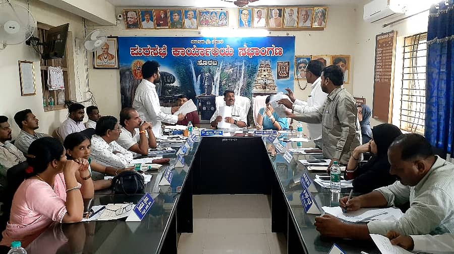ಸೊರಬ ಪಟ್ಟಣದ ಪುರಸಭೆಯಲ್ಲಿ ನಡೆದ ಸಾಮಾನ್ಯ ಸಭೆ ಗೊಂದಲದ ಗೂಡಾಯಿತು