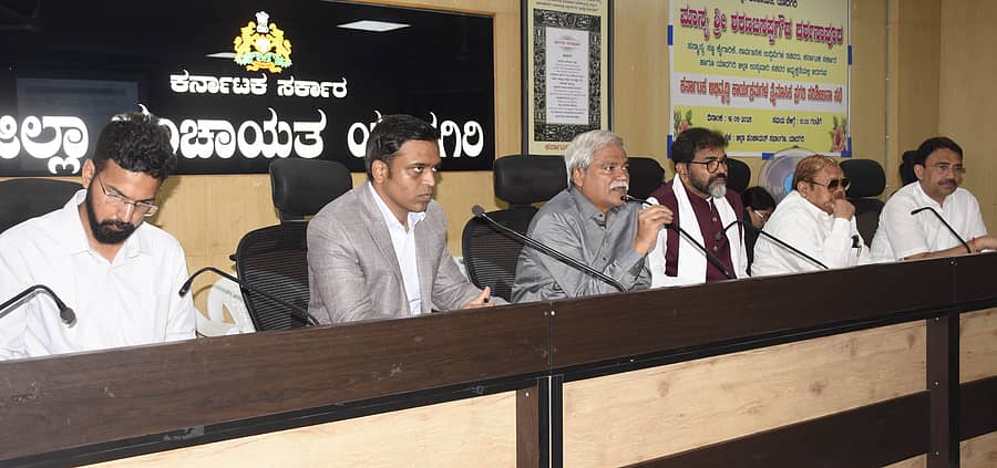 ಯಾದಗಿರಿಯಲ್ಲಿ ಮಂಗಳವಾರ ನಡೆದ ಕೆಡಿಪಿ ಸಭೆಯಲ್ಲಿ ಸಚಿವ ಶರಣಬಸಪ್ಪ ದರ್ಶನಾಪುರ ಮಾತನಾಡಿದರು. ಜಿಲ್ಲಾಪಂಚಾಯಿತಿ ಸಿಇಒ ಲವೀಶ್ ಒರಡಿಯಾ, ಜಿಲ್ಲಾಧಿಕಾರಿಹರ್ಷಲ್ ಭೋಯರ್, ವಿಧಾನ ಪರಿಷತ್ ವಿರೋಧ ಪಕ್ಷದ ನಾಯಕ ಛಲವಾದಿ ನಾರಾಯಣಸ್ವಾಮಿ, ಅಂಬಿಗರ ಚೌಡಯ್ಯ ಅಭಿವೃದ್ಧಿ ನಿಗಮದ ಅಧ್ಯಕ್ಷ ಬಾಬುರಾವ್ ಚಿಂಚನಸೂರ್, ಸಂಸದ ಜಿ.ಕುಮಾರ್ ನಾಯಕ ಉಪಸ್ಥಿತರಿದ್ದರು