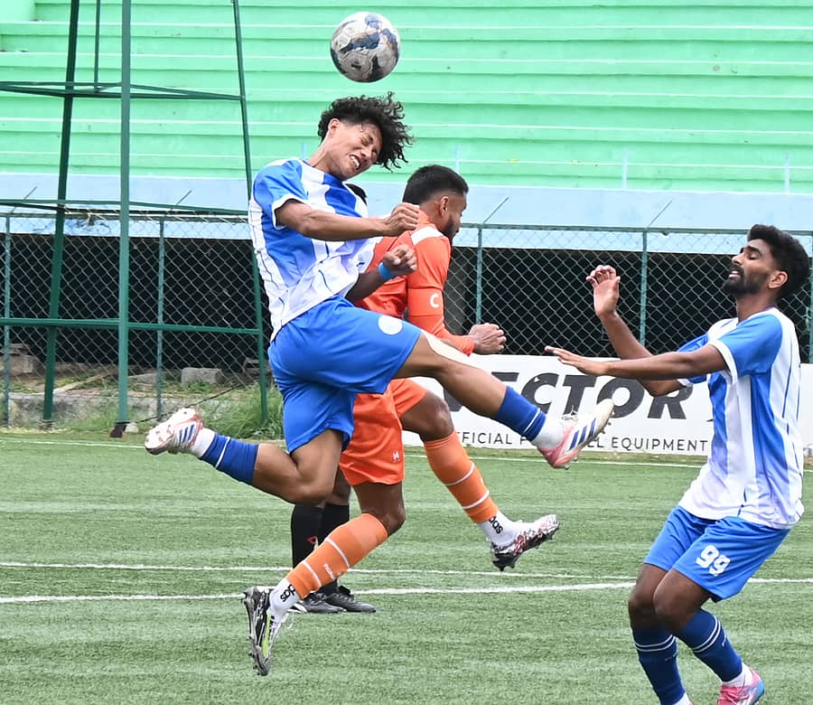 <div class="paragraphs"><p>ಪರಿಕ್ರಮ ಎಫ್‌ಸಿ ತಂಡದ ಮಂಗೌಗಿನ್‌ ಸಮ್ಟೆ (ಎಡ) ಅವರು ಚೆಂಡಿನ ಮೇಲೆ ನಿಯಂತ್ರಣ ಸಾಧಿಸಲು ಯತ್ನಿಸಿದರು</p></div>