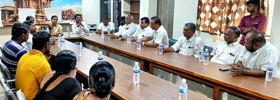 ಕಾರಟಗಿಯ ಪುರಸಭೆಯಲ್ಲಿ ಆಟೋ ಚಾಲಕರ, ಬೀದಿಬದಿಯ ವ್ಯಾಪಾರಸ್ಥರ ಹಾಗೂ ವಿವಿಧ ಸಂಘಟನೆಗಳ ಸಭೆಯ ಮಂಗಳವಾರ ನಡೆಯಿತು