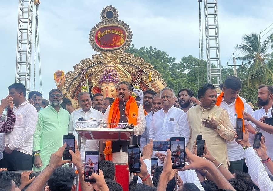 ಗಂಗಾವತಿಯಲ್ಲಿ ಬುಧವಾರ ನಡೆದ ಗಣಪತಿ ವಿಸರ್ಜನಾ ಮೆರವಣಿಯಲ್ಲಿ ಶಾಸಕ ಬಸನಗೌಡ ಪಾಟೀಲ ಯತ್ನಾಳ ಮಾತನಾಡಿದರು