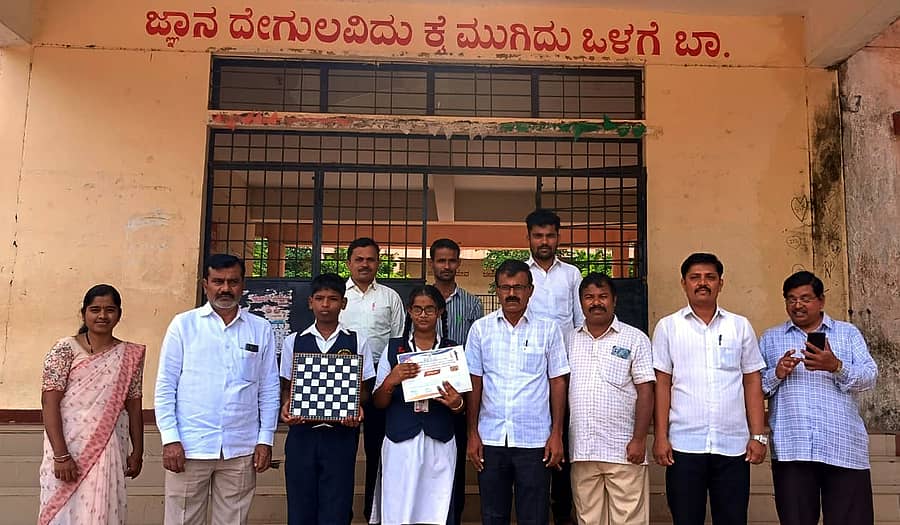 ಹುಣಸಗಿ ತಾಲ್ಲೂಕಿನ ವಜ್ಜಲ ಆದರ್ಶ ಶಾಲೆಯ ವಿದ್ಯಾರ್ಥಿಗಳು ಚದುರಂಗ ಆಟದಲ್ಲಿ ರಾಜ್ಯಮಟ್ಟಕ್ಕೆ ಆಯ್ಕೆಯಾಗಿದ್ದಾರೆ 