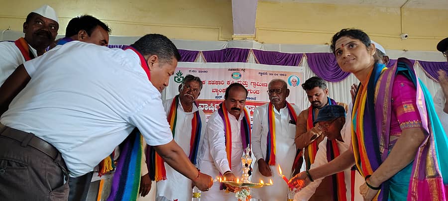 ಹುನಗುಂದದ ಪ್ರಾಥಮಿಕ ಸಹಕಾರ ಕೃಷಿ ಮತ್ತು ಗ್ರಾಮೀಣ ಅಭಿವೃದ್ಧಿ ಬ್ಯಾಂಕ್‌ನ 64ನೇ ವಾರ್ಷಿಕ ಸರ್ವಸಾಧಾರಣ ಸಭೆyನ್ನು ಬ್ಯಾಂಕಿನ ಅಧ್ಯಕ್ಷ ಶಿವನಗೌಡ ಜಡಿಯಪ್ಪಗೌಡರ ಉದ್ಘಾಟಿಸಿದರು