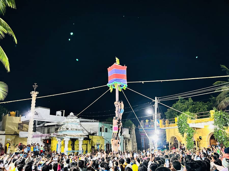 ಕನಕಗಿರಿಯ ಐತಿಹಾಸಿಕ ಪ್ರಸಿದ್ಧಿ ಕನಕಾಚಲಪತಿ ದೇವಸ್ಥಾನದ ಮುಂದೆ ಮಂಗಳವಾರ ರಾತ್ರಿ ಹಾಲುಗಂಬ ಉತ್ಸವ ನಡೆಯಿತು