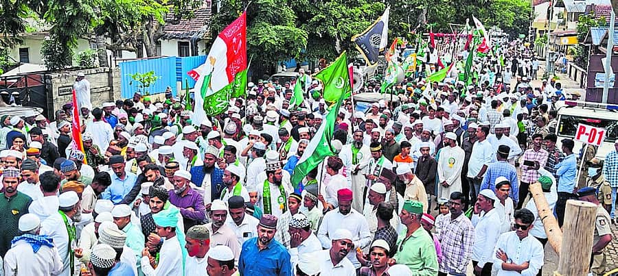 <div class="paragraphs"><p>ಶಿವಮೊಗ್ಗದಲ್ಲಿ ಸೋಮವಾರ ಈದ್ ಮಿಲಾದ್ ಆಚರಣೆ ಅಂಗವಾಗಿ ಮುಸ್ಲಿಂ ಸಮುದಾಯದಿಂದ ನಡೆದ ಮೆರವಣಿಗೆಯ ನೋಟ</p></div>