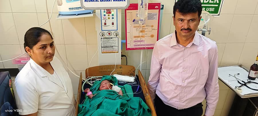 1 ಇಪಿ ; 2ಇಪಿ : ಹೊನ್ನಾಳಿ ಸಾರ್ವಜನಿಕ ಆಸ್ಪತ್ರೆಯಲ್ಲಿ ಪತ್ತೆಯಾದ ನವಜಾತ ಹೆಣ್ಣು ಶಿಶು, ಶಿಶುವಿನೊಂದಿಗೆ ಆಡಳಿತ ವೈದ್ಯಾಧಿಕಾರಿ ಡಾ. ಚಂದ್ರಪ್ಪ, ನರ್ಸಿಂಗ್ ಆಫೀಸರ್ ಶಾಂತಕುಮಾರಿ ಇದ್ದಾರೆ. 