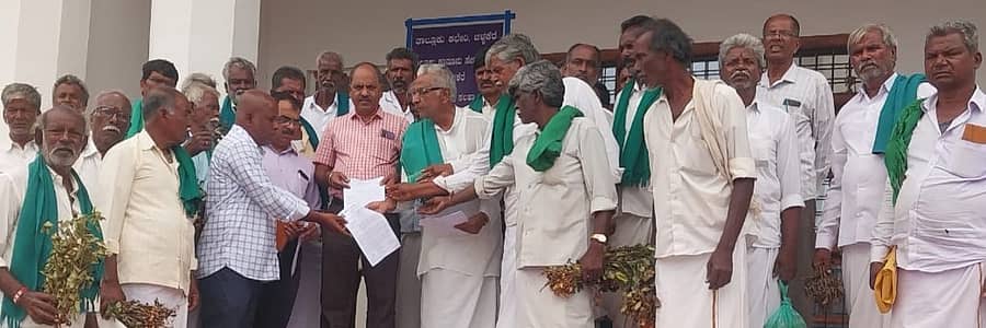 ಚಳ್ಳಕೆರೆಯಲ್ಲಿ ರೈತ ಸಂಘದ ಕಾರ್ಯಕರ್ತರು ಶಿರಸ್ತೇದಾರ್ಗೆ ಮನವಿ ಸಲ್ಲಿಸಿದರು