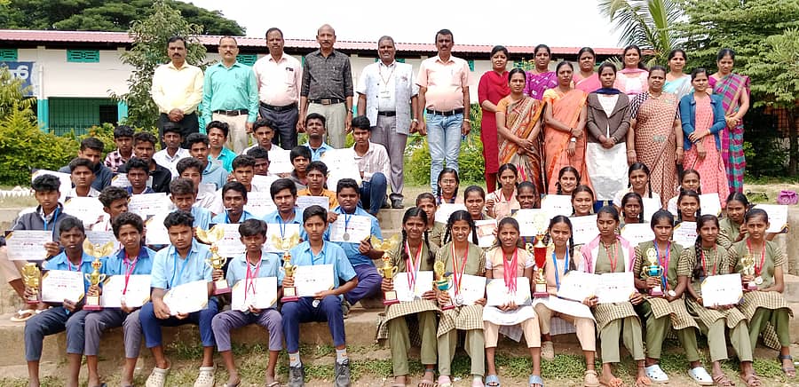 ತಾಲ್ಲೂಕು ಕ್ರೀಡಾಕೂಟದಲ್ಲಿ ಸಮಗ್ರ ಪ್ರಶಸ್ತಿ ಪಡೆದ ಹ‌ಳೇಬೀಡಿನ ಕರ್ನಾಟಕ ಪಬ್ಲಿಕ್ ಶಾಲೆಯ ಬಾಲಕ, ಬಾಲಕೀಯರ ತಂಡ.