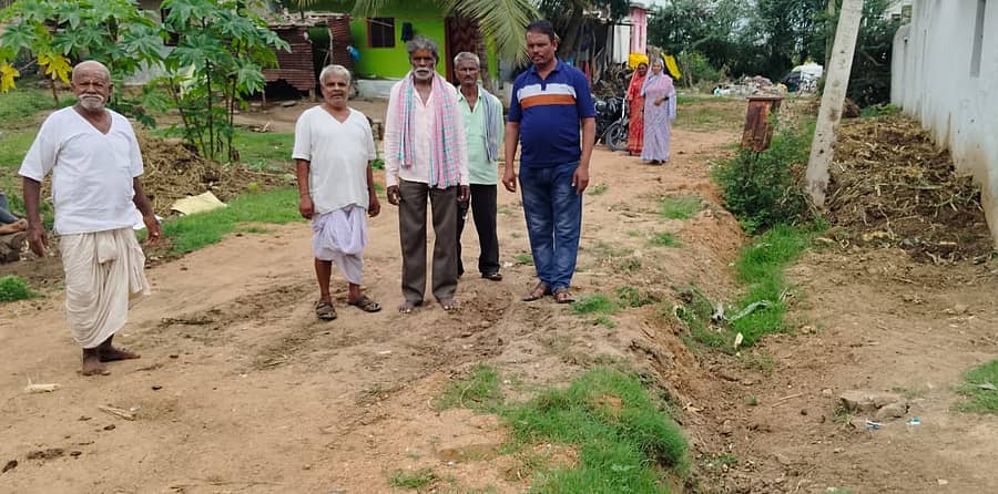 ಮುಳಗುಂದದ ಅಶ್ವಿನಿ ನಗರದಲ್ಲಿನ ಕಚ್ಚಾ ರಸ್ತೆ