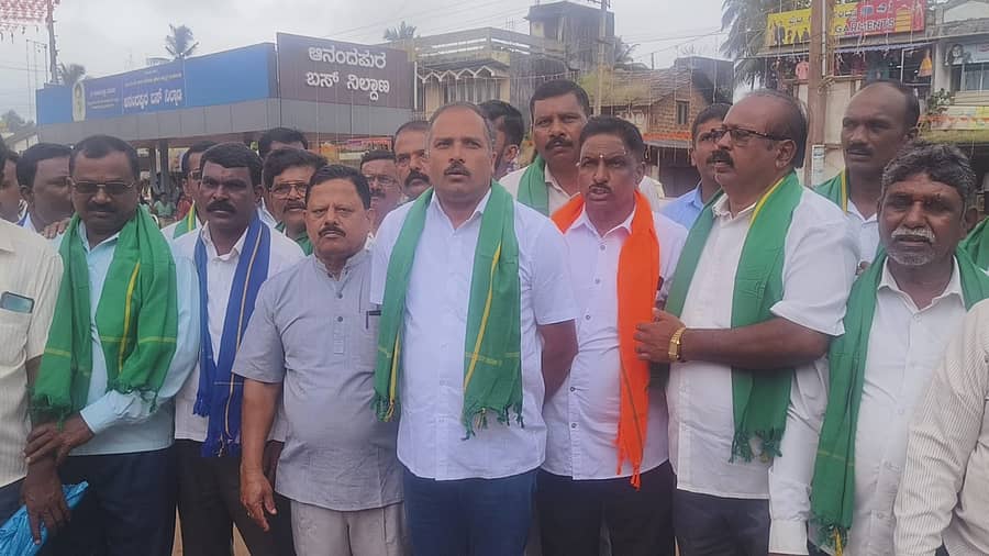 ಆನಂದಪುರದಲ್ಲಿ ಶರಾವತಿ ಪಂಪ್ಡ್ ಸ್ಟೋರೇಜ್ ಯೋಜನೆ ವಿರೋಧಿಸಿ ಪ್ರತಿಭಟನೆ ನಡೆಯಿತು