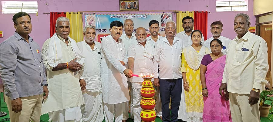 ರಾಯಚೂರಿನ ಕನ್ನಡ ಭವನದಲ್ಲಿ ರಾಯಚೂರು ಜಿಲ್ಲಾ ಗಾಣಿಗ ಸಂಘದ ವತಿಯಿಂದ ನಡೆದ ಸಾಮಾಜಿಕ, ಶೈಕ್ಷಣಿಕ ಮತ್ತು ಆರ್ಥಿಕ ಸಮೀಕ್ಷೆ -2025 ಜಾತಿ ಗಣತಿಯ ಜಾಗೃತಿ ಸಭೆಯನ್ನು ಅಖಿಲ ಭಾರತ ಗಾಣಿಗ ಸಮಾಜದ ರಾಜ್ಯಾಧ್ಯಕ್ಷ ಮಲ್ಲಿಕಾರ್ಜುನ ಲೋಣಿ ಉದ್ಘಾಟಿಸಿದರು