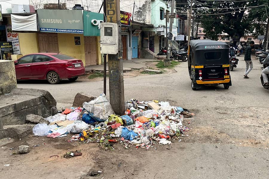 <div class="paragraphs"><p>ಚಿತ್ರದುರ್ಗದ ಲಕ್ಷ್ಮೀಬಜಾರ್‌ ರಸ್ತೆ ತಿರುವಿನಲ್ಲಿನ ಕಸದ ರಾಶಿ</p></div>