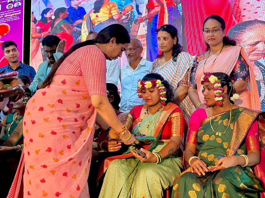 ಬೆಳಗಾವಿಯ ಗಾಂಧಿ ಭವನದಲ್ಲಿ ಮಂಗಳವಾರ ನಡೆದ ಕಾರ್ಯಕ್ರಮದಲ್ಲಿ ಸಚಿವೆ ಲಕ್ಷ್ಮೀ ಹೆಬ್ಬಾಳಕರ ಅವರು, ಗರ್ಭಿಣಿಯರಿಗೆ ಸೀಮಂತ ನೆರವೇರಿಸಿದರು