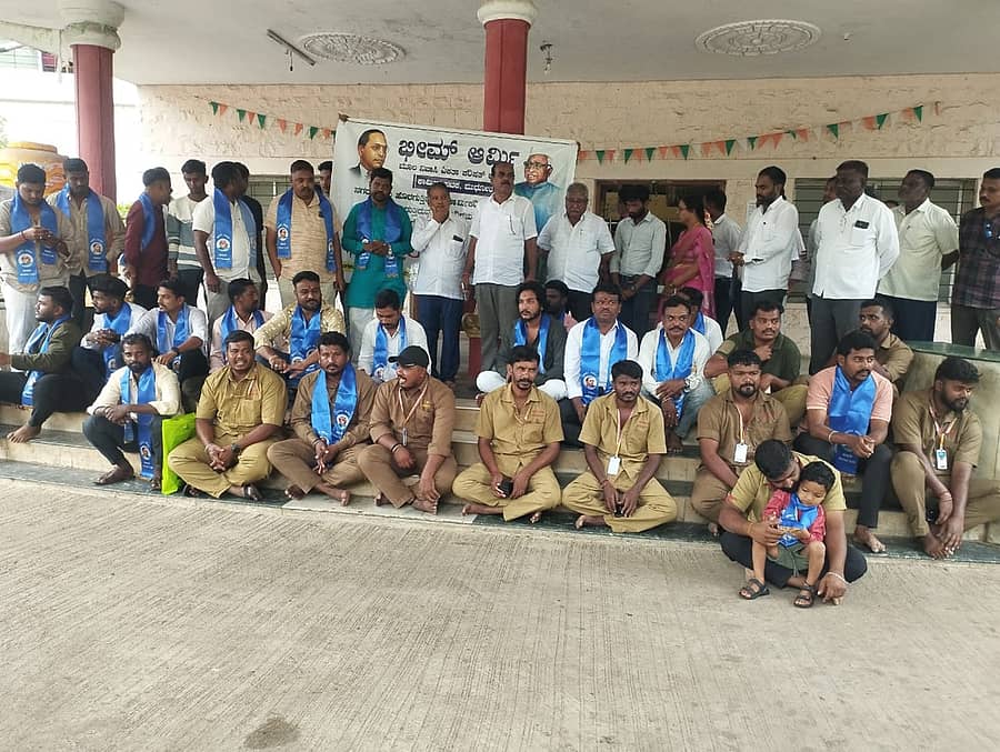 ಮುಧೋಳದಲ್ಲಿ ಮಂಗಳವಾರ ನಗರಸಭೆ ಅಧಿಕಾರಿ ವಿರುದ್ಧ ಭೀಮ ಆರ್ಮಿ ಮೂಲ ನಿವಾಸಿ ಏಕತಾ ಪರಿಷತ್ ಸಂಘಟನೆಯಿಂದ ಪ್ರತಿಭಟನೆ ನಡೆಯಿತು