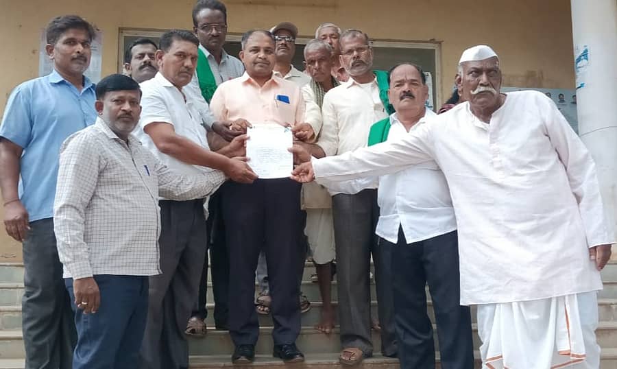 ನರಗುಂದದಲ್ಲಿ ಹಸಿರು ಸೇನೆ ಹಾಗೂ ರೈತ ಸಂಘದ ಸದಸ್ಯರು ರೈತರ ಬೆಳೆಸಾಲ ಮನ್ನಾ ಮಾಡುವಂತೆ ಆಗ್ರಹಿಸಿ ಬಸವರಾಜ ಸಾಬಳೆ ನೇತೃತ್ವದಲ್ಲಿ ಪ್ರತಿಭಟನೆ ನಡೆಸಿ ತಹಶೀಲ್ದಾರ್ ಶ್ರೀಶೈಲ ತಳವಾರ ಅವರಿಗೆ ಮನವಿ ಸಲ್ಲಿಸಿದರು