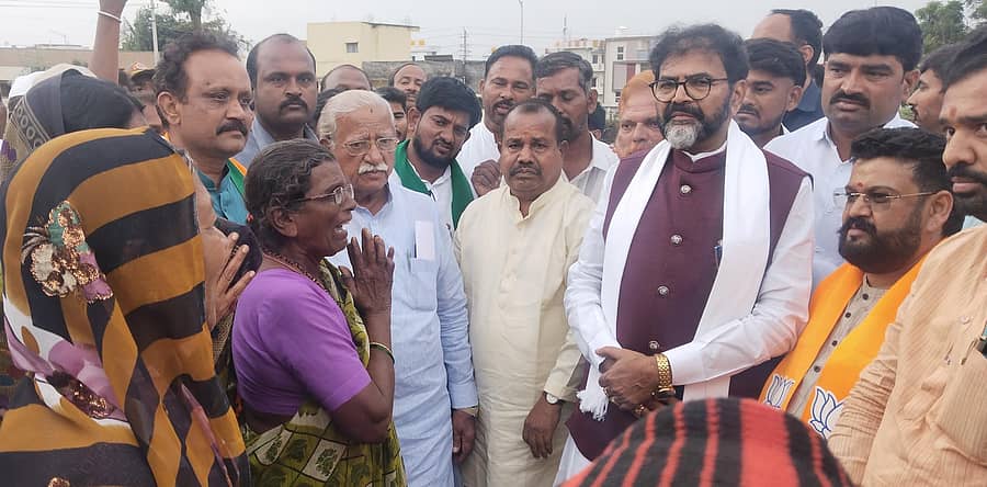 ಸಿಂದಗಿ ಪಟ್ಟಣದ 842/2*2 ರಲ್ಲಿನ 84 ಕುಟುಂಬಗಳ ಮನೆಗಳು ತೆರುವುಗೊಂಡ ಸ್ಥಳಕ್ಕೆ ಮಂಗಳವಾರ ವಿಧಾನಪರಿಷತ್ ವಿರೋದಪಕ್ಷದ ನಾಯಕ ಛಲವಾದಿ ನಾರಾಯಣಸ್ವಾಮಿ ಭೇಟಿ ನೀಡಿ ನಿರಾಶ್ರಿತರಿಗೆ ಸಾಂತ್ವನ ಹೇಳಿದರು.