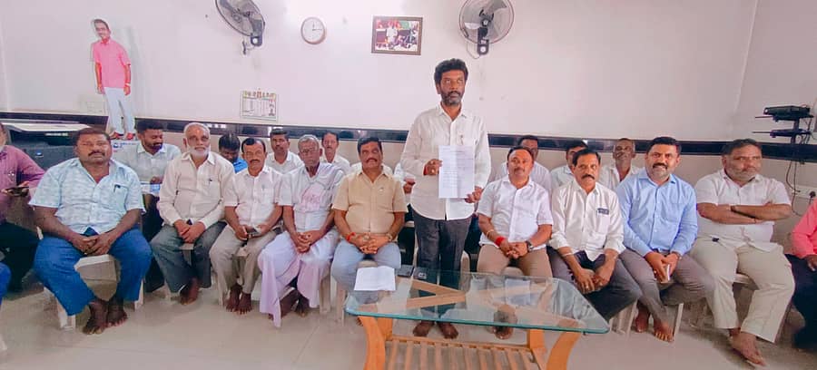 ಗಾಂಧಿ ಪುತ್ಥಳಿ ತೆರವು ಮಾಡದಂತೆ ಪ್ರತಿಭಟನೆ ಮಾಡಿದ್ದಕ್ಕೆ ಶಾಸಕ ಬಾಲಕೃಷ್ಣ ಅವರ ಎಫ್ಐಆರ್ ಹಾಕಿಸಿದ್ದಾರೆ ಎಂದು ಪತ್ರ ತೋರಿಸುತ್ತಿರುವ ಮಾಗಡಿ ಪುರಸಭೆ ಸದಸ್ಯ ಎಂ.ಎನ್.ಮಂಜು