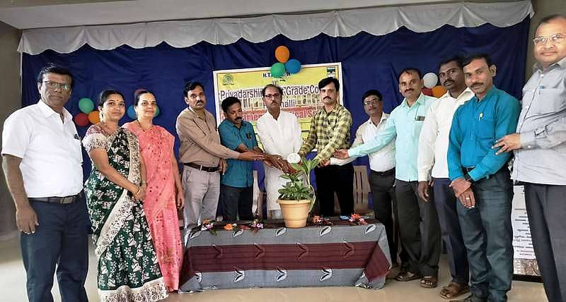 ರಟ್ಟೀಹಳ್ಳಿ ಪಟ್ಟಣದ ಪ್ರಿಯದರ್ಶಿನಿ ಮಹಾವಿದ್ಯಾಲಯದಲ್ಲಿ ಸೋಮವಾರ ನಡೆದ  ಅಂತರರಾಷ್ಟ್ರೀಯ ಪ್ರಜಾಪ್ರಭುತ್ವ ದಿನಾಚರಣೆ ಕಾರ್ಯಕ್ರಮವನ್ನು ಸಂಸ್ಥೆಯ ಅಧ್ಯಕ್ಷ ಡಿ.ಎಂ.ಸಾಲಿ ಉದ್ಘಾಟಿಸಿದರು. ಪ್ರಾಚಾರ್ಯ ಎ.ಜಿ.ರಾಘವೇಂದ್ರ ಹಾಗೂ ಸಿಬ್ಬಂದಿ ಭಾಗವಹಿಸಿದ್ದರು