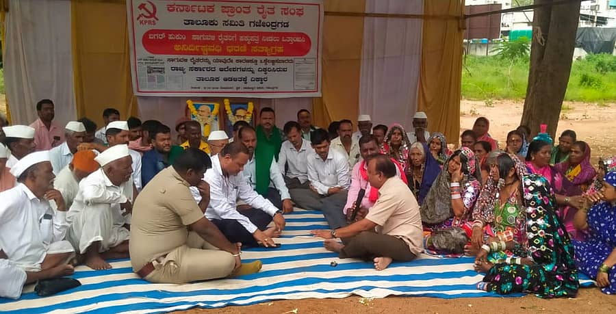 ಗಜೇಂದ್ರಗಡದ ತಹಶೀಲ್ದಾರ್ ಕಚೇರಿ ಆವರಣದಲ್ಲಿ ಬಗರ್ ಹುಕುಂ ಸಾಗುವಳಿದಾರರಿಗೆ ಹಕ್ಕುಪತ್ರ, ಸಾಗುವಳಿ ಚೀಟಿ ನೀಡುವಂತೆ ಒತ್ತಾಯಿಸಿ ನಡೆಯುತ್ತಿರುವ ಧರಣಿ ಸ್ಥಳಕ್ಕೆ ತಹಶೀಲ್ದಾರ್ ಕಿರಣಕುಮಾರ ಕುಲಕರ್ಣಿ, ಪಿಎಸ್ಐ ಪ್ರಕಾಶ ಭೇಟಿ ನೀಡಿ ಧರಣಿ ಹಿಂಪಡೆಯುವಂತೆ ಮನವೊಲಿಸುವ ಪ್ರಯತ್ನ ಮಾಡಿದರು