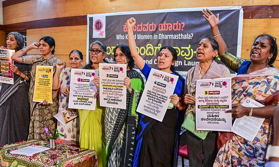 ಗಾಂಧಿ ಭವನದಲ್ಲಿ ಮಂಗಳವಾರ ಆಯೋಜಿಸಿದ್ದ ಸಂವಾದ ಕಾರ್ಯಕ್ರಮಕ್ಕೆ ಚಾಲನೆ ನೀಡುವ ಮುನ್ನ ಮಧುಭೂಷಣ್, ಮಲ್ಲಿಗೆ ಸಿರಿಮನೆ, ಚಂಪಾವತಿ, ಆರ್. ಸುನಂದಮ್ಮ, ಕೆ.ಎಸ್. ವಿಮಲಾ, ಎ.ಜ್ಯೋತಿ, ದು. ಸರಸ್ವತಿ, ಅಕ್ಕೈ ಪದ್ಮಶಾಲಿ ಅವರು ಭಿತ್ತಿಪತ್ರ ಹಿಡಿದು ಘೋಷಣೆ ಕೂಗಿದರು
ಪ್ರಜಾವಾಣಿ ಚಿತ್ರ