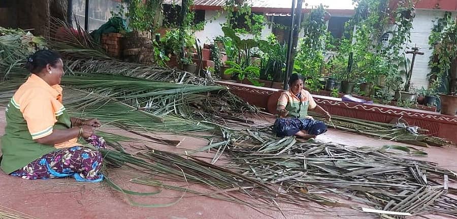 ಪೌರಕಾರ್ಮಿಕರಾದ ಕಲಾವತಿ ಕಟ್ಟಿಮನಿ ಮತ್ತು ವಿಜಯಲಕ್ಷ್ಮಿ ಸಾಕೆನ್ನವರ ಅವರು ತೆಂಗಿನ ಗರಿಯ ಪೊರಕೆ ತಯಾರಿಸುತ್ತಿರುವುದು.