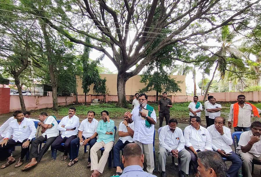 <div class="paragraphs"><p>ಗುಬ್ಬಿಯಲ್ಲಿ ಹೇಮಾವತಿ ಎಕ್ಸ್ಪ್ರೆಸ್ ಲಿಂಕ್ ಕೆನಾಲ್ ವಿರೋಧಿ ಹೋರಾಟಗಾರರು ಸಭೆ ನಡೆಸಿದರು.</p></div>