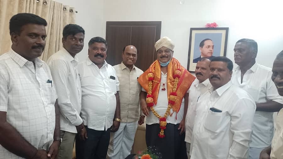 <div class="paragraphs"><p>ಹನೂರು ಪಟ್ಟಣದ ಡಾ.ಬಾಬು ಜಗಜೀವನರಾಂ ಸಮುದಾಯ ಭವನದ ಮುಂದುವರೆದ ಕಾಮಗಾರಿಗೆ ಅನುದಾನ ನೀಡುವಂತೆ ಒತ್ತಾಯಿಸಿ ಸಮುದಾಯದ ಮುಖಂಡರು ಸಮಾಜ ಕಲ್ಯಾಣ ಸಚಿವ ಡಾ.ಎಚ್.ಸಿ. ಮಹದೇವಪ್ಪ ಅವರಿಗೆ ಮನವಿ ಸಲ್ಲಿಸಿದರು</p></div>