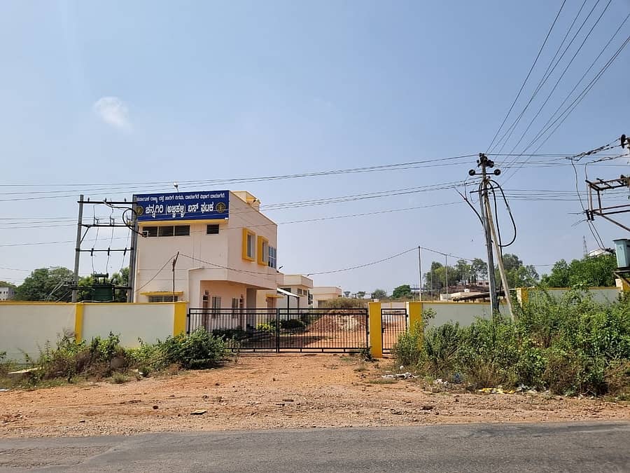 ಚನ್ನಗಿರಿ ಸಮೀಪದ ಅಜ್ಜಿಹಳ್ಳಿಯಲ್ಲಿ ನಿರ್ಮಾಣವಾಗಿರುವ ಕೆಎಸ್ಆರ್ಟಿಸಿ ನೂತನ ಡಿಪೊ ಉದ್ಘಾಟನೆಗೆ ಕಾಯುತ್ತಿದೆ