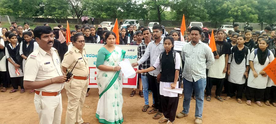 ಮುದ್ದೇಬಿಹಾಳ ಪಟ್ಟಣದಲ್ಲಿ ಮಂಗಳವಾರ ಎಬಿವಿಪಿ ಕಾರ್ಯಕರ್ತರು ಪ್ರತಿಭಟನೆ ನಡೆಸಿ ತಹಸೀಲ್ದಾರ್ಗೆ ಮನವಿ ಸಲ್ಲಿಸಿದರು