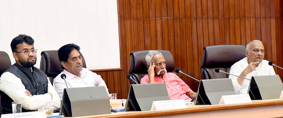 ಬೆಳಗಾವಿಯಲ್ಲಿ ಮಂಗಳವಾರ ಜರುಗಿದ ಕೆಡಿಪಿ ಸಭೆಯಲ್ಲಿ ಶಾಸಕ ಭರಮಗೌಡ ಕಾಗೆ ಮಾತನಾಡಿದರು. ಸಿಇಒ ರಾಹುಲ್‌ ಶಿಂಧೆ, ಶಾಸಕ ಆಸಿಫ್‌ ಸೇಠ್‌, ವಿಧಾನ ಪರಿಷತ್‌ ಸದಸ್ಯ ಪ್ರಕಾಶ ಹುಕ್ಕೇರಿ ಪಾಲ್ಗೊಂಡಿದ್ದರು