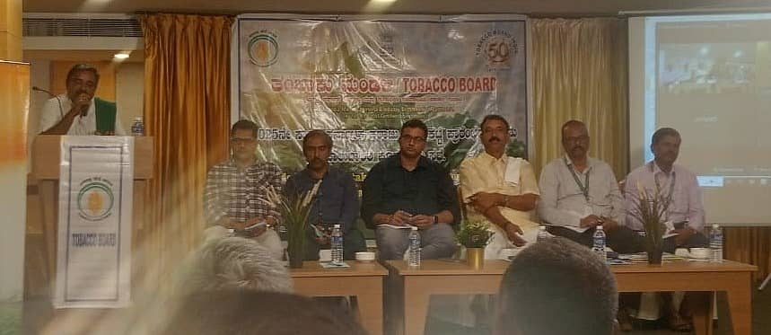 ಹುಣಸೂರು ಉಪವಿಭಾಗದ ತಂಬಾಕು ಬೆಳೆಗಾರರೊಂದಿಗೆ ತಂಬಾಕು ಹರಾಜು ಮಂಡಳಿ ಮಂಗಳವಾರ ಮೈಸೂರಿನ ಖಾಸಗಿ ಹೊಟೇಲ್‌ನಲ್ಲಿ ನಡೆಸಿದ ಜಂಟಿ ಸಭೆಯಲ್ಲಿ ಜಿಲ್ಲಾ ರೈತ ಸಂಘದ ಅಧ್ಯಕ್ಷ ಹೊಸೂರು ಕುಮಾರ್‌ ಮಾತನಾಡಿದರು. ಸಭೆಯಲ್ಲಿ ತಂಬಾಕು ಮಂಡಳಿ ನಿರ್ದೇಶಕರು ಮತ್ತು ಇತರರು ಇದ್ದಾರೆ 