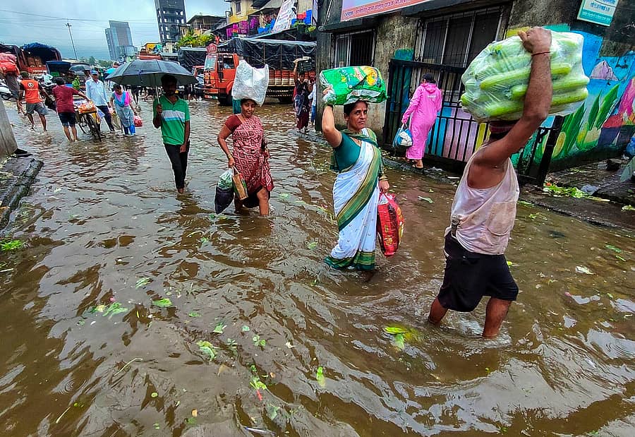 <div class="paragraphs"><p>ಮುಂಬೈನ ರಸ್ತೆಗಳ ಮೇಲೆ ನೀರು ನಿಂತಿರುವುದು</p></div>