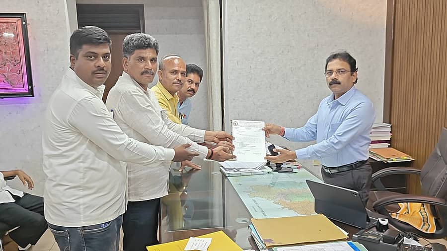 ಜಿಲ್ಲಾ ಪ್ರಾಥಮಿಕ ಶಾಲಾ ಶಿಕ್ಷಕರ ಸಂಘದಿಂದ ಮಂಗಳವಾರ ಜಿಲ್ಲಾಧಿಕಾರಿಗೆ ಮನವಿ ಸಲ್ಲಿಸಿದ ನಿಯೋಗದಲ್ಲಿ ಪಾಲ್ಗೊಂಡಿದ್ದ ಪದಾಧಿಕಾರಿಗಳು