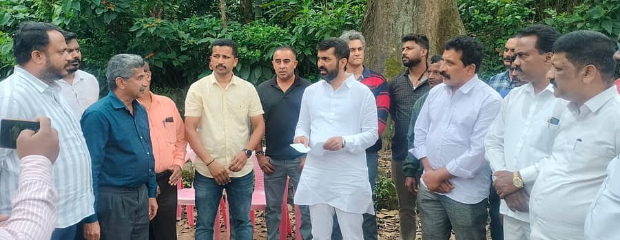 ಸೋಮವಾರಪೇಟೆ ಸಮೀಪದ ಚೌಡ್ಲು ಗ್ರಾಮಕ್ಕೆ ಶಾಸಕ ಮಂತರ್ ಗೌಡ ಭೇಟಿ ನೀಡಿ ಮಾಹಿತಿ ಪಡೆದರು 