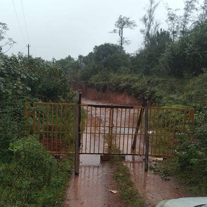 ಮೂಡಿಗೆರೆ ತಾಲ್ಲೂಕಿನ ಚಾರ್ಮಾಡಿಘಾಟಿ ಪ್ರದೇಶದ ದೇವನಗೂಲ್ ರಸ್ತೆಗೆ ಗೇಟ್ ಅಳವಡಿಸಿರುವುದು