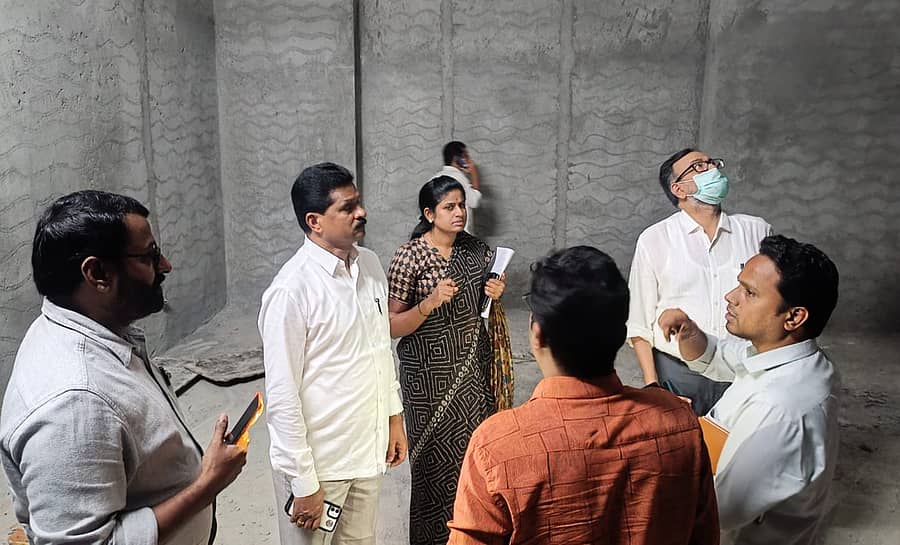 ಶಿರಸಿಯಲ್ಲಿ ನಿರ್ಮಾಣ ಹಂತದಲ್ಲಿರುವ ಸರ್ಕಾರಿ ಆಸ್ಪತ್ರೆ ಕಾಮಗಾರಿಯನ್ನು ಶಾಸಕ ಭೀಮಣ್ಣ ನಾಯ್ಕ ವೀಕ್ಷಿಸಿದರು