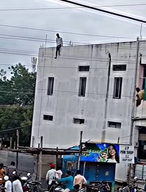 ಲಿಂಗಸುಗೂರು ಪಟ್ಟಣದ ಖಾಸಗಿ ಆಸ್ಪತ್ರೆಯ ಕಟ್ಟಡ ಮೇಲಿನಿಂದ ಜಿಗಿಯಲು ಯತ್ನಿಸುತ್ತಿರುವುದು