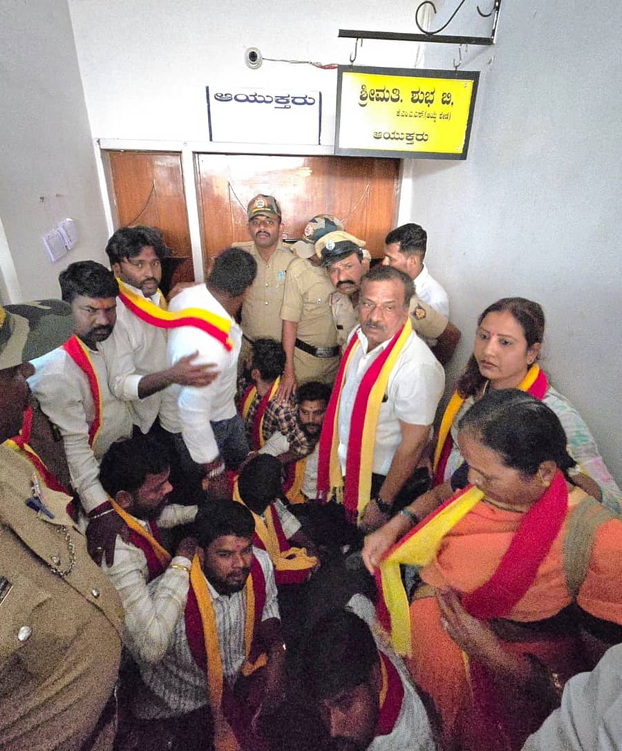 <div class="paragraphs"><p>ಕರ್ನಾಟಕ ರಕ್ಷಣಾ ವೇದಿಕೆ ಕಾರ್ಯಕರ್ತರು ಬೆಳಗಾವಿ ಮಹಾನಗರ ಪಾಲಿಕೆ ಕಚೇರಿಯಲ್ಲಿ ಆಯುಕ್ತರ ಕೊಠಡಿಗೆ ನುಗ್ಗಲು ಯತ್ನಿಸಿದರು </p></div>