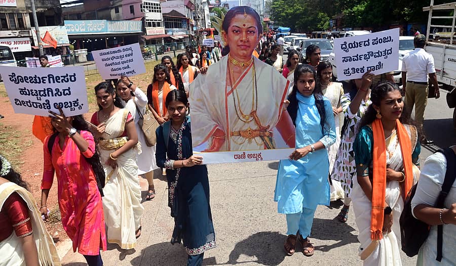 ರಾಣಿ ಅಬ್ಬಕ್ಕ ರಥಯಾತ್ರೆಯ ಸಮಾರೋಪ ಸಮಾರಂಭದ ಅಂಗವಾಗಿ ನಡೆದ ಶೋಭಾಯಾತ್ರೆಯಲ್ಲಿ ಭಾಗವಹಿಸಿದ ವಿದ್ಯಾರ್ಥಿಗಳು  : ಪ್ರಜಾವಾಣಿ ಚಿತ್ರ