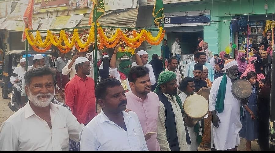 ಬೆಳಕವಾಡಿ ಗ್ರಾಮದ ಪ್ರಮುಖ ರಸ್ತೆಯಲ್ಲಿ ಮುಸ್ಲಿಂ ಸಮುದಾಯದಿಂದ ಗಂಧದ ಮೆರವಣಿಗೆ ನಡೆಯಿತು.