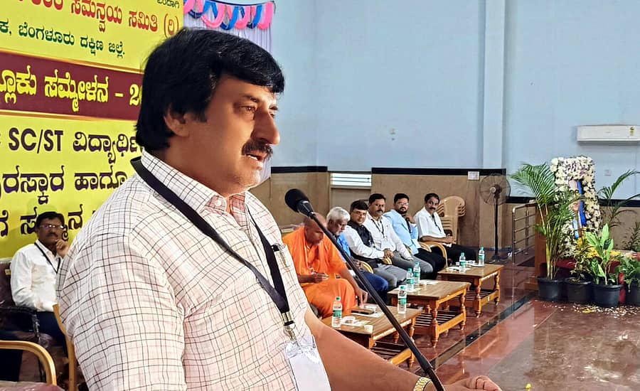 <div class="paragraphs"><p>ಚನ್ನಪಟ್ಟಣದ ಡಾ.ಬಿ.ಆರ್.ಅಂಬೇಡ್ಕರ್ ಭವನದಲ್ಲಿ ನಡೆದ ಎಸ್.ಸಿ, ಎಸ್.ಟಿ ನೌಕರರ ತಾಲ್ಲೂಕು ಸಮ್ಮೇಳನ ಹಾಗೂ ನಿವೃತ್ತ ನೌಕರರ ಸನ್ಮಾನ ಕಾರ್ಯಕ್ರಮದಲ್ಲಿ ಶಾಸಕ ಸಿ.ಪಿ.ಯೋಗೇಶ್ವರ್ ಮಾತನಾಡಿದರು. ಮೈಸೂರು ಉರಿಲಿಂಗಪೆದ್ದಿ ಮಠದ ಜ್ಞಾನ ಪ್ರಕಾಶ ಸ್ವಾಮೀಜಿ, ಇತರರು ಹಾಜರಿದ್ದರು</p></div>