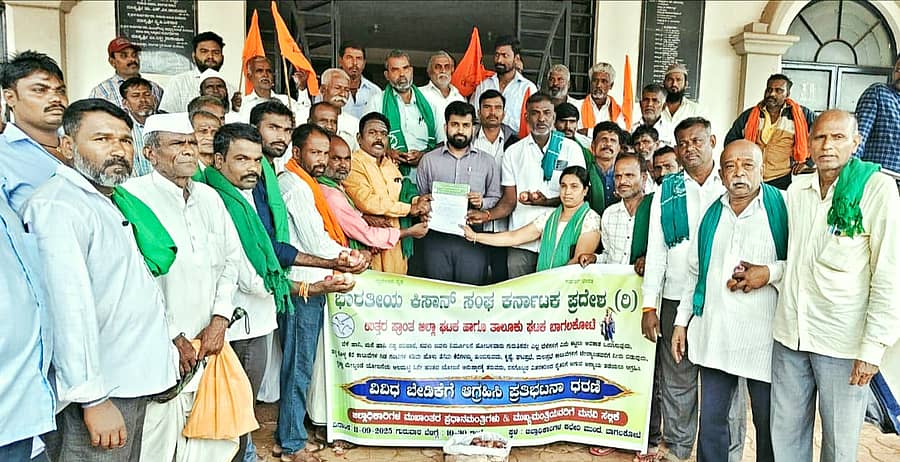ಈರುಳ್ಳಿ ಬೆಳೆಗೆ ಬೆಂಬಲ ಬೆಲೆ ನಿಗದಿಪಡಿಸುವಂತೆ ಆಗ್ರಹಿಸಿ ರೈತರು ತಹಶೀಲ್ದಾರ್ ವಿನೋದ ಹತ್ತಳ್ಳಿ ಅವರಿಗೆ ಮನವಿ ಸಲ್ಲಿಸಿದರು