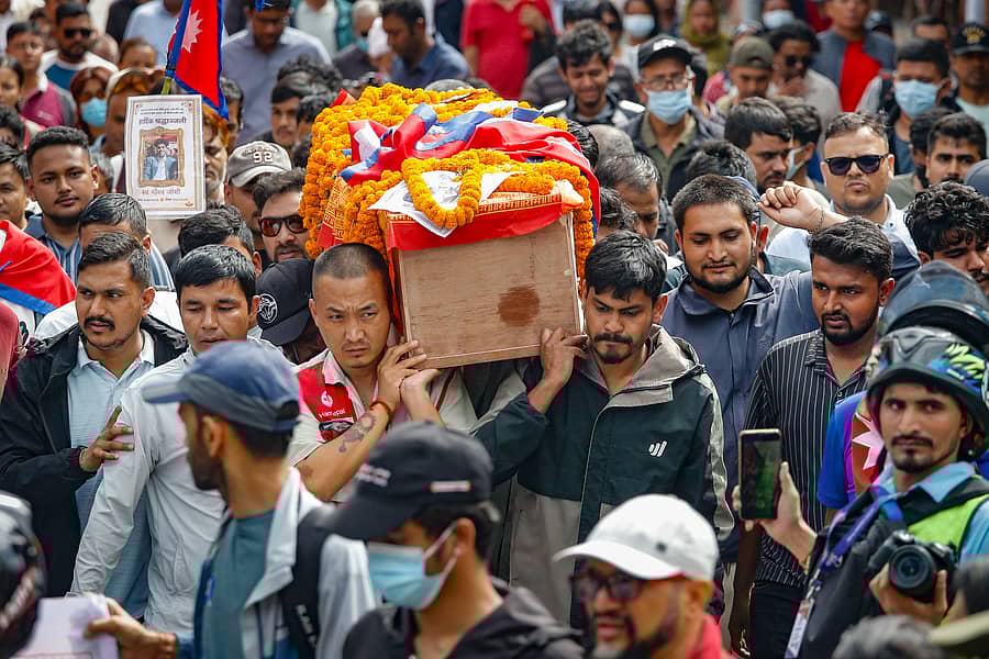 ನೇಪಾಳದಲ್ಲಿ ನಡೆದಿದ್ದ ಹಿಂಸಾತ್ಮಕ ಪ್ರತಿಭಟನೆಯಲ್ಲಿ ಮೃತಪಟ್ಟವರ ಪಾರ್ಥಿವ ಶರೀರವನ್ನು ನೇಪಾಳದ ಕಠ್ಮಂಡುವಿನ ಪಶುಪತಿ ಆರ್ಯಘಾಟ್‌ಗೆ ಕೊಂಡೊಯ್ಯಲಾಯಿತು –ಪಿಟಿಐ ಚಿತ್ರ