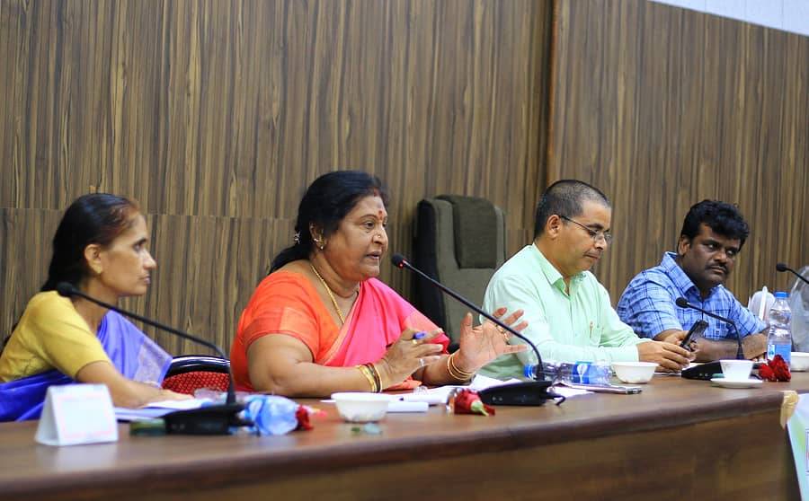 ಜಿಲ್ಲಾ ಮಹಿಳಾ ಅಭಿವೃದ್ಧಿ ನಿಗಮದ ಪ್ರಗತಿ ಪರಿಶೀಲನಾ ಸಭೆಯ ಅಧ್ಯಕ್ಷತೆ ವಹಿಸಿದ್ದ ಮಹಿಳಾ ಅಭಿವೃದ್ಧಿ ನಿಗಮದ ಅಧ್ಯಕ್ಷೆ ಪದ್ಮಾವತಿ ಮಾತನಾಡಿದರು. ಹೆಚ್ಚುವರಿ ಜಿಲ್ಲಾಧಿಕಾರಿ ಮೊಹಮದ್‌ ಝುಬೇರ ಮತ್ತಿತರರು ಇದ್ದರು. 