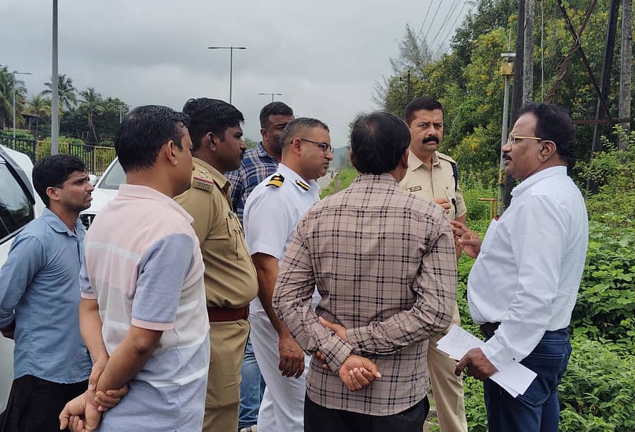 ಕಾರವಾರದ ಟ್ಯಾಗೋರ್ ಕಡಲತೀರದ ಸಮೀಪ ಜಮೀನು ಸಮತಟ್ಟುಗೊಳಿಸಲು ಕಾರ್ಯಾಚರಣೆಗೆ ಬಂದಿದ್ದ ತಟರಕ್ಷಕ ಪಡೆಯ ಅಧಿಕಾರಿಗಳೊಂದಿಗೆ ಸ್ಥಳೀಯರು ಚರ್ಚಿಸಿದರು