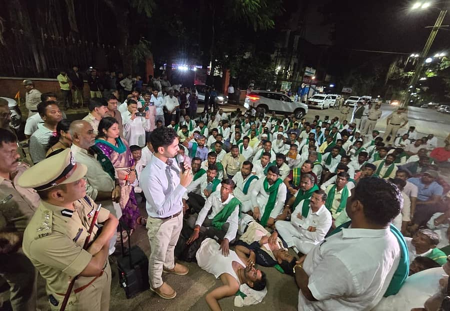 <div class="paragraphs"><p>ಜೈ ಕಿಸಾನ್ ಖಾಸಗಿ ಸಗಟು ತರಕಾರಿ ಮಾರುಕಟ್ಟೆ ಬಂದ್ ಮಾಡಬೇಕು ಎಂದು ಆಗ್ರಹಿಸಿ, ಬೆಳಗಾವಿಯಲ್ಲಿ ಮಂಗಳವಾರ ರಾತ್ರಿ ರಸ್ತೆ ಬಂದ್ ಮಾಡಿದ ರೈತರಿಗೆ, ಧರಣಿ ಕೈಬಿಡುವಂತೆ ಜಿಲ್ಲಾಧಿಕಾರಿ ಮೊಹಮ್ಮದ್ ರೋಷನ್ ಮನವಿ ಮಾಡಿದರು </p></div>