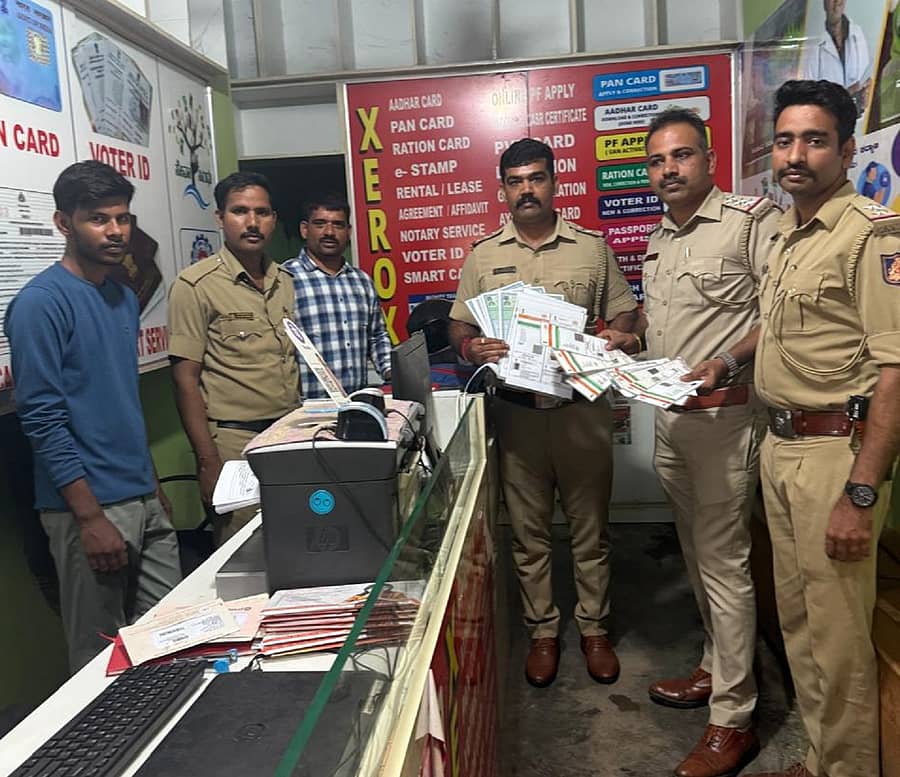 ಆನೇಕಲ್ ತಾಲ್ಲೂಕಿನ ಹೆಬ್ಬಗೋಡಿ ಪೊಲೀಸ್ ಠಾಣೆ ವ್ಯಾಪ್ತಿಯಲ್ಲಿ ನಕಲಿ ದಾಖಲೆಗಳನ್ನು ಸಿದ್ದಪಡಿಸುತ್ತಿದ್ದ ಇಬ್ಬರನ್ನು ಬಂಧಿಸಿ ಆಧಾರ್ ಕಾರ್ಡ್, ಮಾರ್ಕ್ಸ್ ಕಾರ್ಡ್ ವಶಪಡಿಸಿಕೊಂಡಿದ್ದಾರೆ