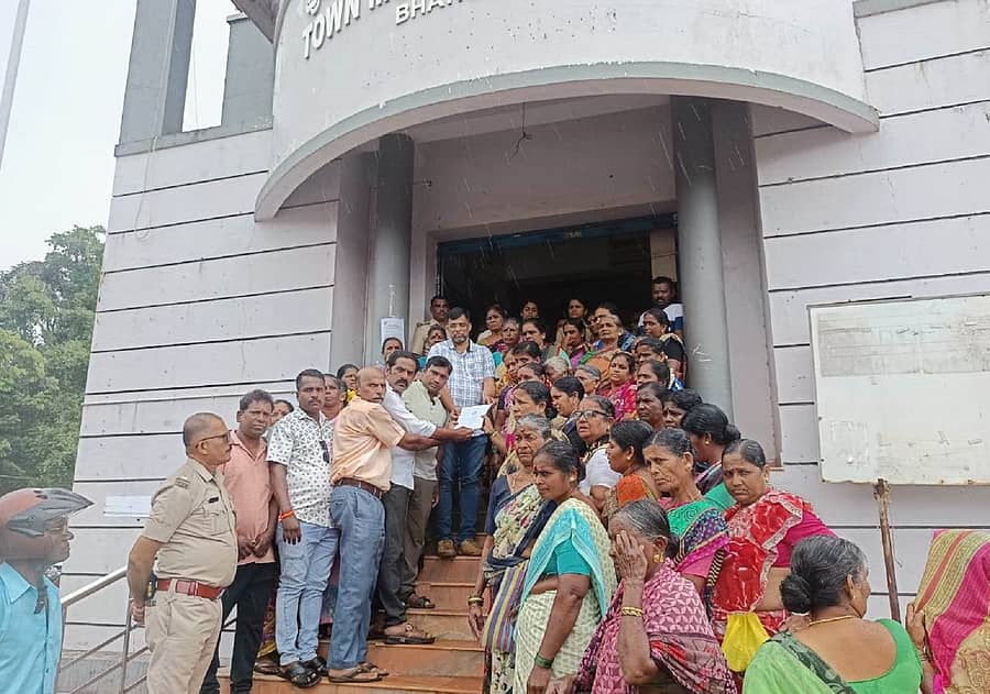 ಭಟ್ಕಳ ಪಟ್ಟಣದ ಹಳೇ ಮೀನು ಮಾರುಕಟ್ಟೆಗೆ ಕಸ ಹಾಕಿದವರ ವಿರುದ್ದ ಸೂಕ್ತ ಕ್ರಮ ಜರುಗಿಸುವಂತೆ ಮೀನುಗಾರ ಮಹಿಳೆಯರು ಪುರಸಭೆ ಮುಖ್ಯಾಧಿಕಾರಿ ವೆಂಕಟೇಶ ನಾವಡ ಅವರಿಗೆ ಮನವಿ ಸಲ್ಲಿಸಿದರು