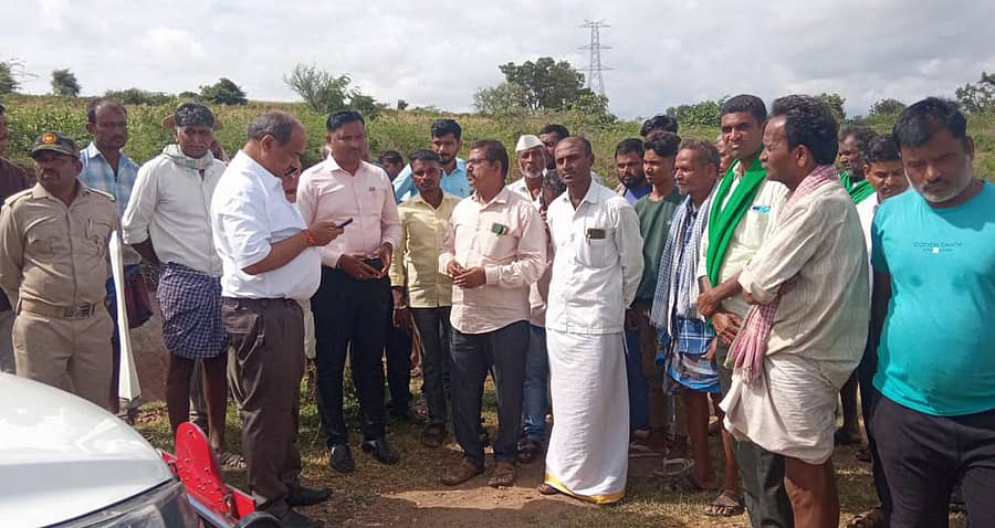 ಮುಂಡರಗಿ ತಾಲ್ಲೂಕಿನ ಡಂಬಳ ಹಾಗೂ ಡೋಣಿ ಗ್ರಾಮಗಳ ರೈತರ ಜಮೀನುಗಳನ್ನು ಜಿಲ್ಲಾಧಿಕಾರಿ ಸಿ.ಎನ್. ಶ್ರೀಧರ ಪರಿಶೀಲಿಸಿದರು